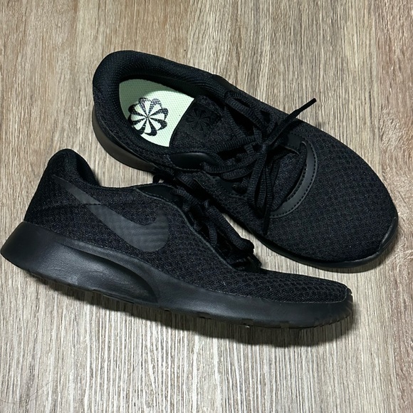 Nike tanjun triple black - Picture 3 of 4